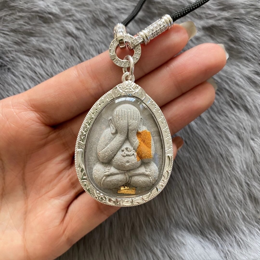 Thai Buddha brand authentic Long Po Kun Buddha calendar 2538 Cassock holy water will cover the face of the Buddha's wealth and safety