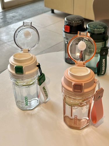 Высококачественная кофейная летняя портативная вместительная и большая пластиковая чайная чашка, простой и элегантный дизайн