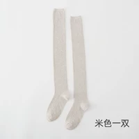 Перекачивание с коленными носками, парой бежевого