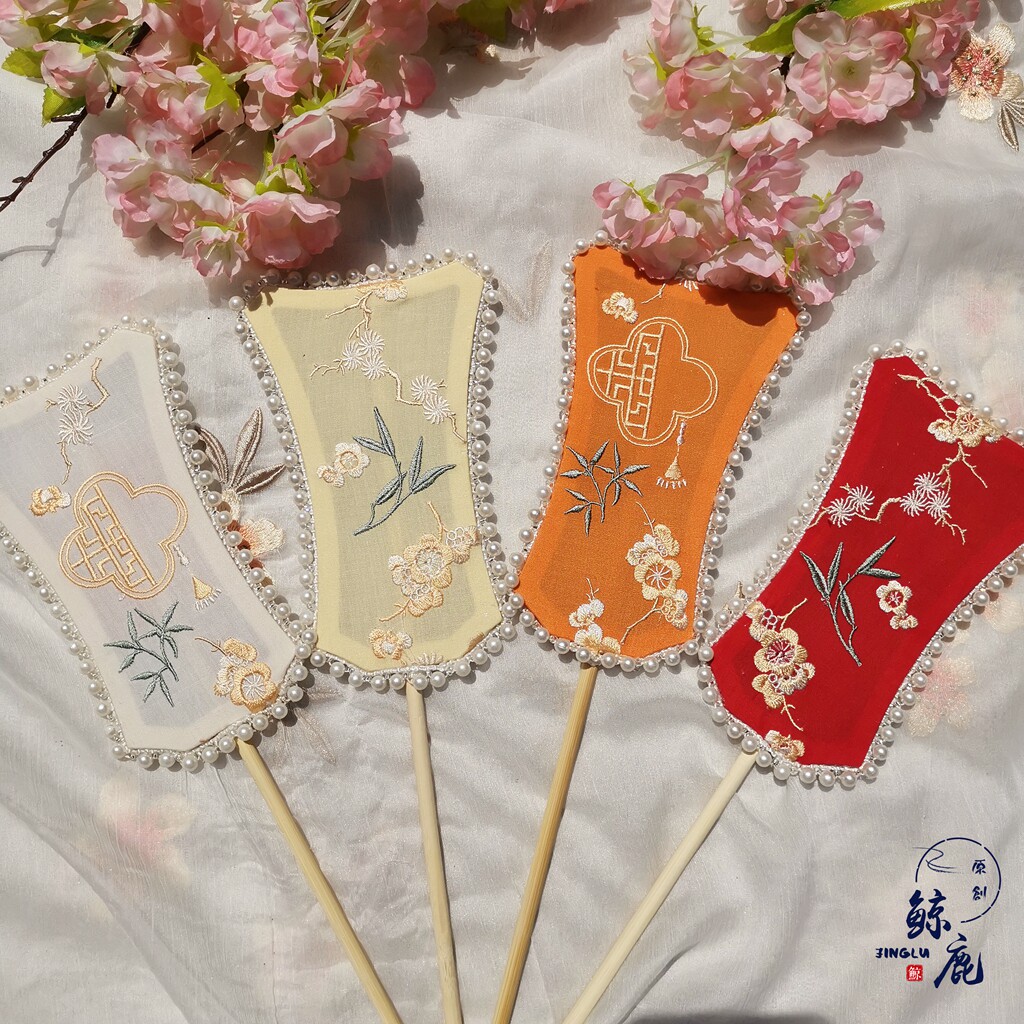 Whale deer children's Pipa mini fan Retro wind palm fan Photo catwalk props Pearl edge Hanfu accessories