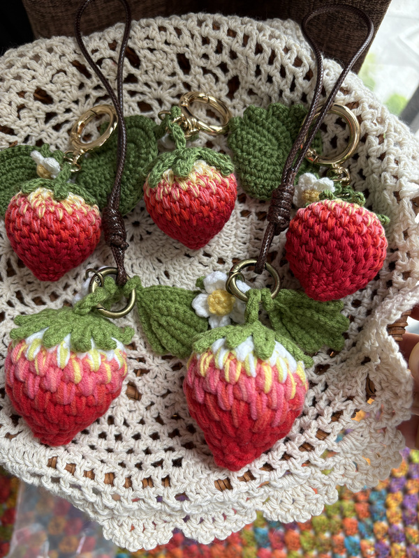 New Crochet Cream Strawberry High-End Lace Thread Handmade Fruit Car Keychain Bag Pendant Finished Product