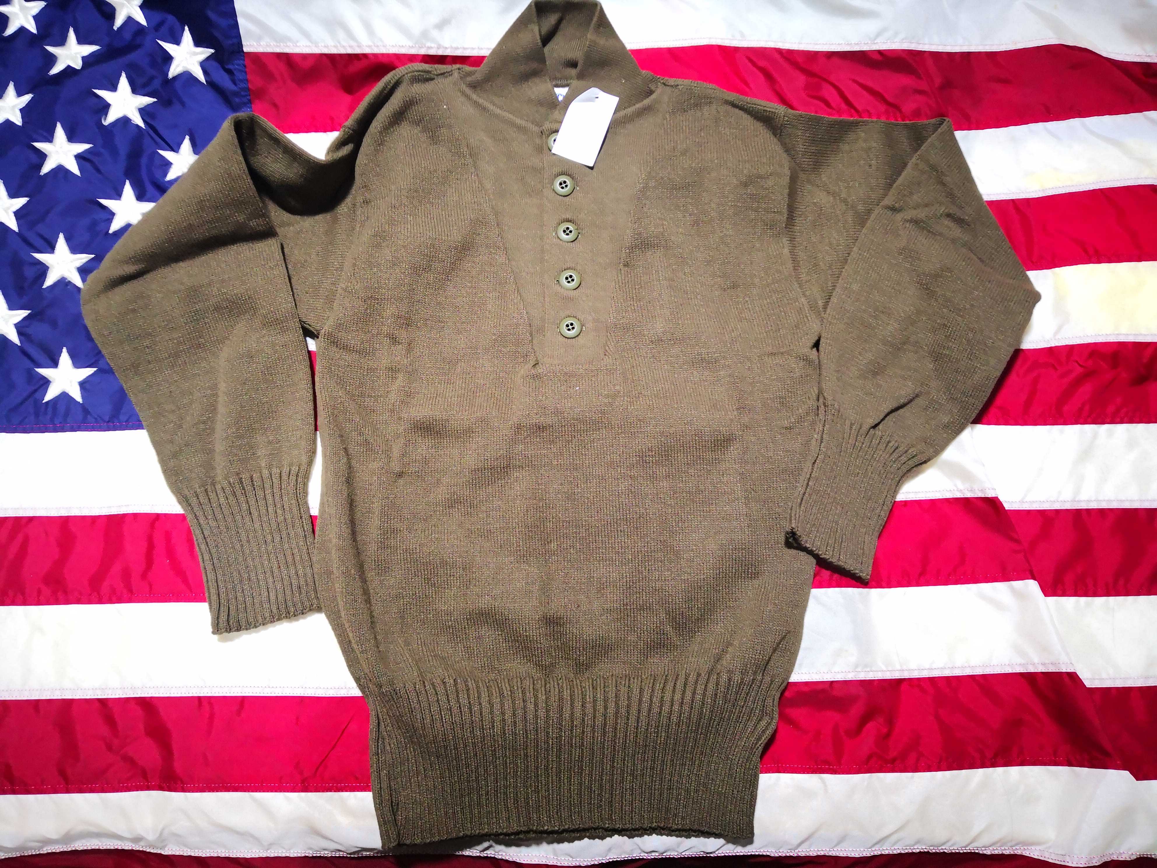 Brand new American American US military version of the original public hair Army five-button sweater rage with the same warm M code