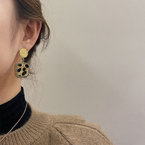 South Korea BAO WEN earrings female temperament 2021 New Tide Net red earrings retro port style French autumn and winter earrings