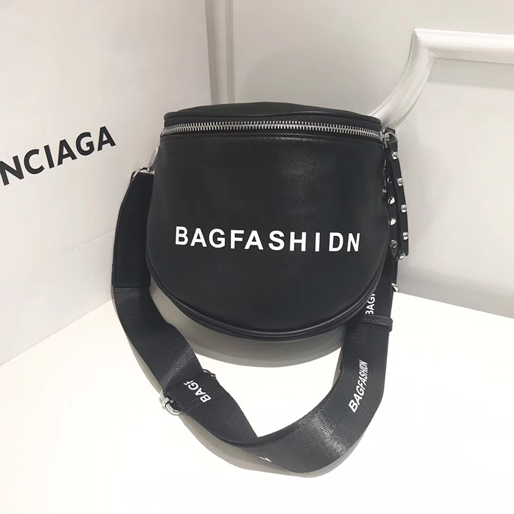 Lắc cùng túi phiên bản Hàn Quốc của dây đeo vai rộng thư đeo vai Messenger túi thời trang đinh tán giản dị xu hướng nữ - Túi xách nữ túi xách lv nữ