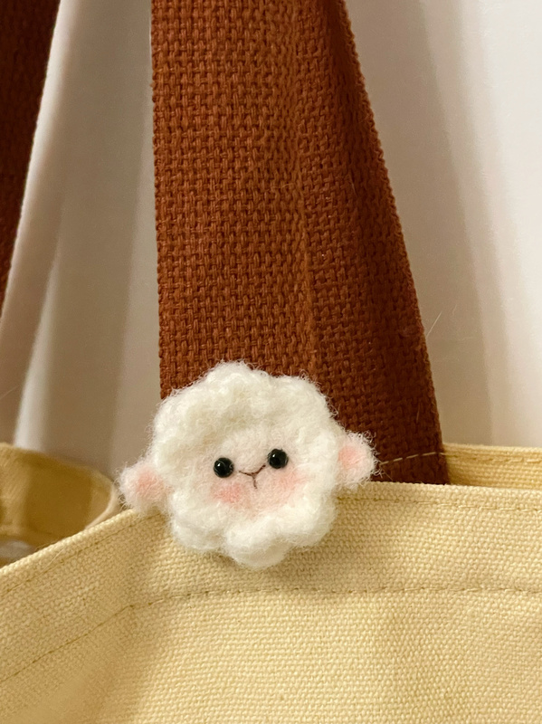 Finished Hand-Woven Marshmallow Lamb Brooch, Cartoon Animal Plush Brooch, Birthday Gift for Friends
