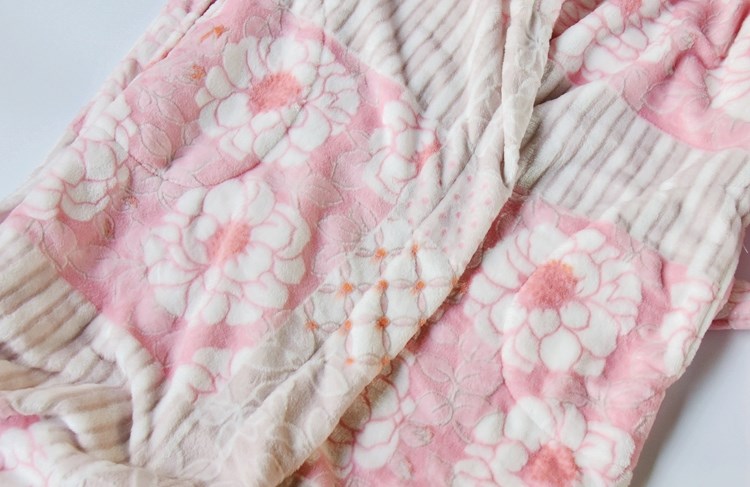 Mùa thu và mùa đông mới của phụ nữ áo choàng flannel áo choàng ba chiều chạm khắc ấm áp nam và nữ cặp vợ chồng dịch vụ nhà dài mềm áo tắm nam nữ