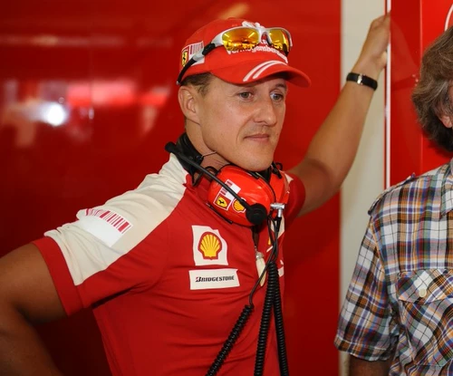 Распроданная коллекция F1 Ferrari 2009 года, красно-белая версия гоночного автомобиля Райкконена Шумахера