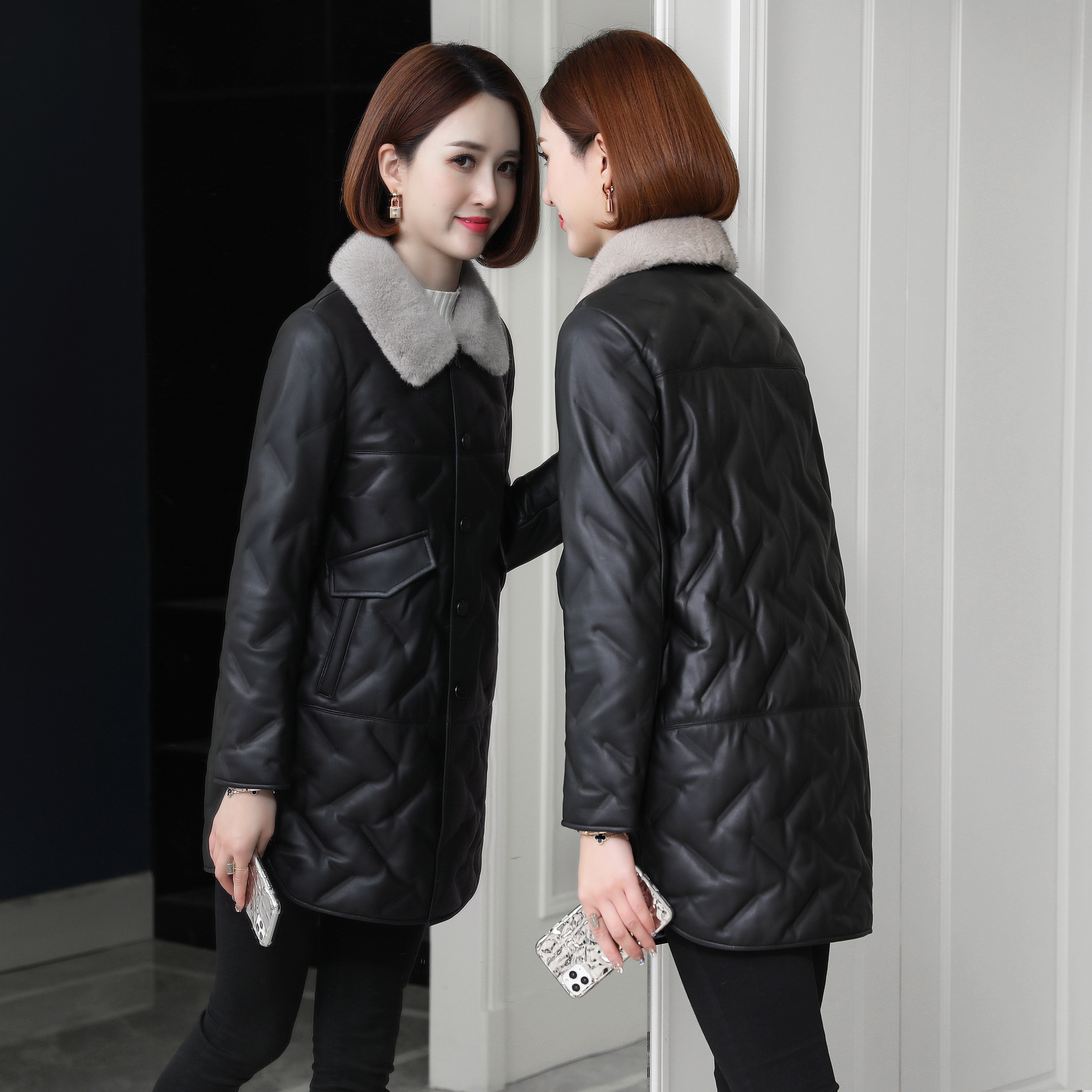 Haining Sheep's long - range 2021 winter new V - shaped flower style feather coat feather coat woman