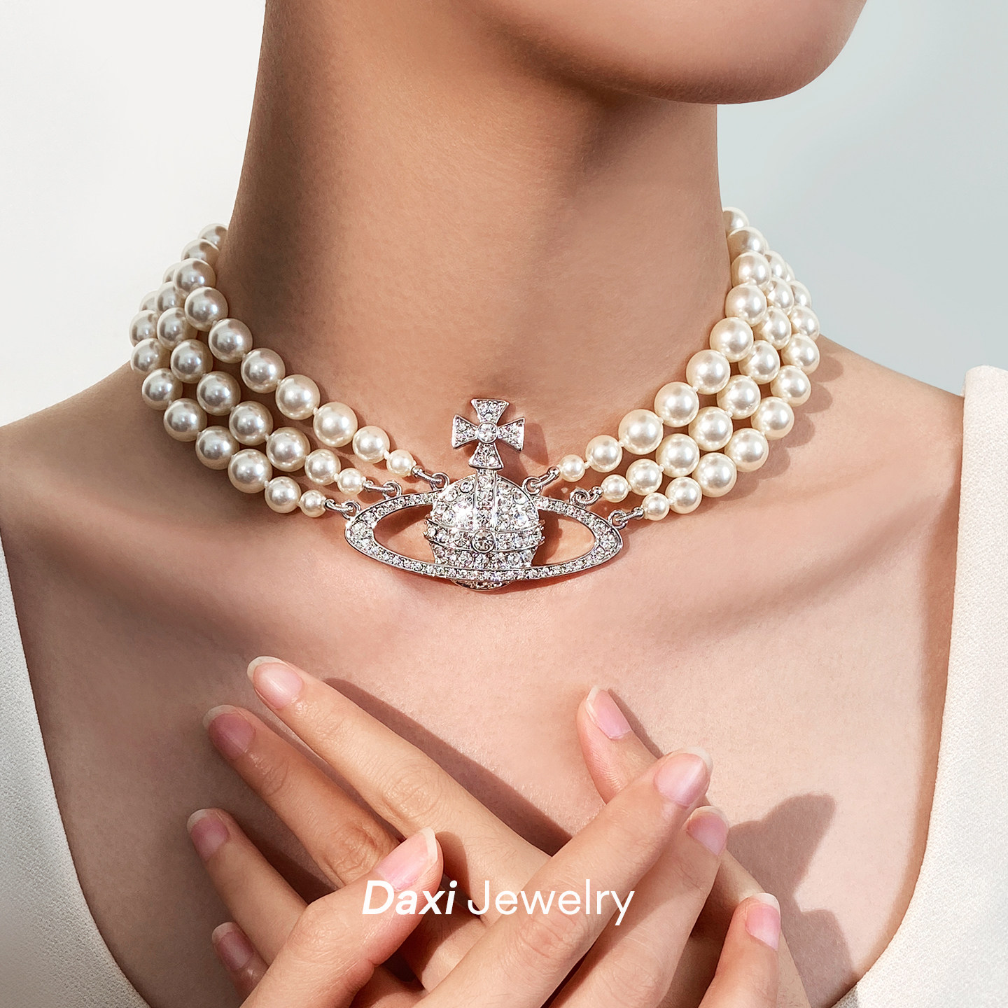 Yeonjin's necklace, a unique and high-end design featuring three layers of Saturn pearls, a heavy-duty agate choker style.