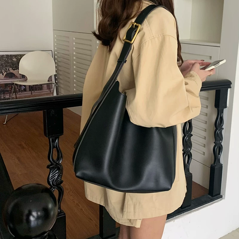 Universal brand capacious shoulder bag, one-shoulder bag