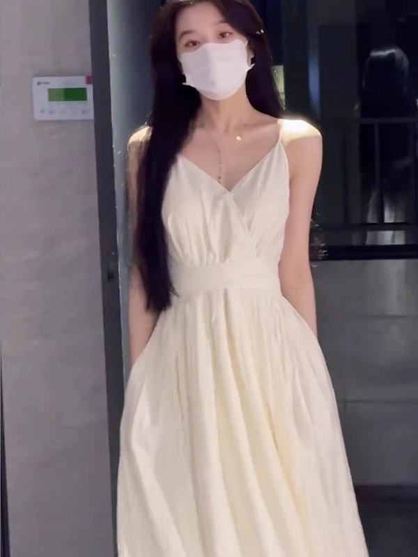 French-Style First Love Apricot-Colored Sleeveless Suspender Dress for Women, New Summer Style, Waist-Cinching, Slimming, Long Dress for Seaside Vacation French-Style First Love Apricot-Colored Sleeveless Suspender Dress for Women, New Summer Style, Waist-Cinching, Slimming, Long Dress for Seaside Vacation
