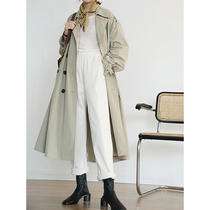 Maze Studios tried on a pair of thin high-waisted versatile cotton pants