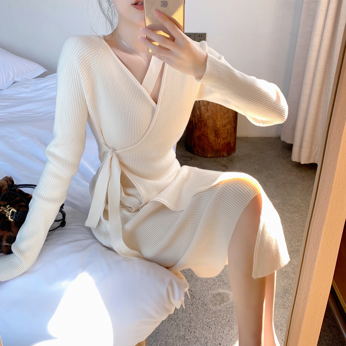 ByYou Winter Temperament V Collar Knit Foreign Dress Woman Design Sense Strap Cashew 100 Hitch Long Version Tea Hysteria
