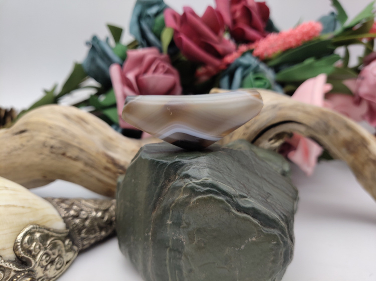 Tibetan ancient beads West Asia ancient beads West Asia horn-shaped dzi bead winding silk agate horn lezi dzi bead side