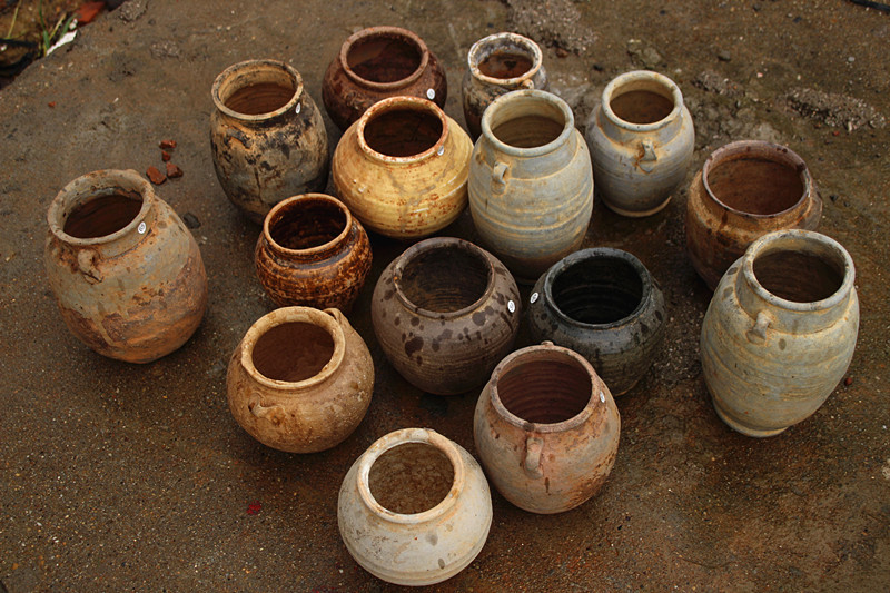 Old Ceramic Pots from the Song, Yuan, Ming, and Qing Dynasties for Homestay Decoration Design, Retro Art, Chinese-Style Tea Room Flower Vessels with Water Seepage