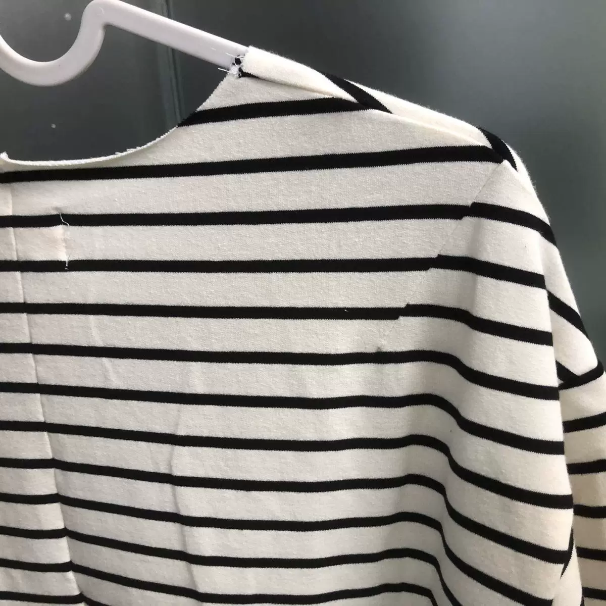 Вырез горловины рассыпан на улице Fear of God Fog Bieber той же связаной хлопковой свободной полосатой футболке с короткими рукавами
