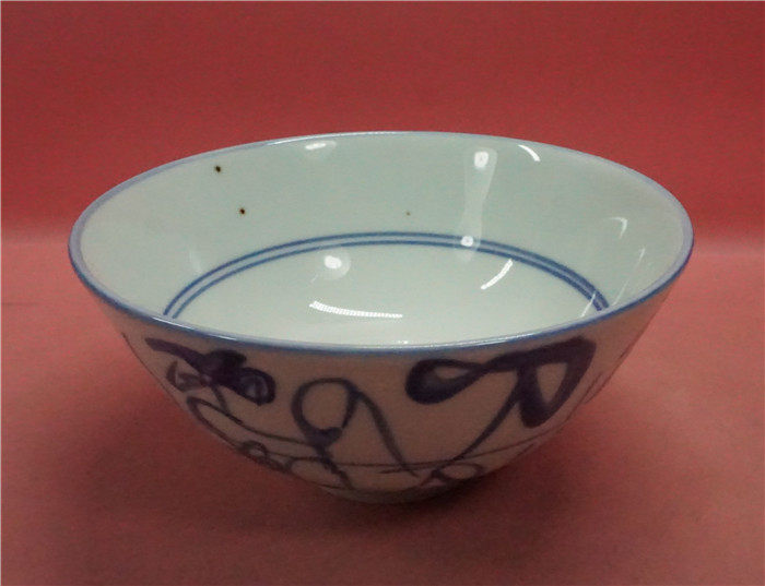 Special offer 80-90's Jingdezhen ancient kiln hand-painted knife-shaped large bowl with a diameter of 17 cm, black spots, non-refundable