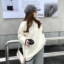 White - haired sweater wears a loose lazy long - collar knitting coat outside the winter