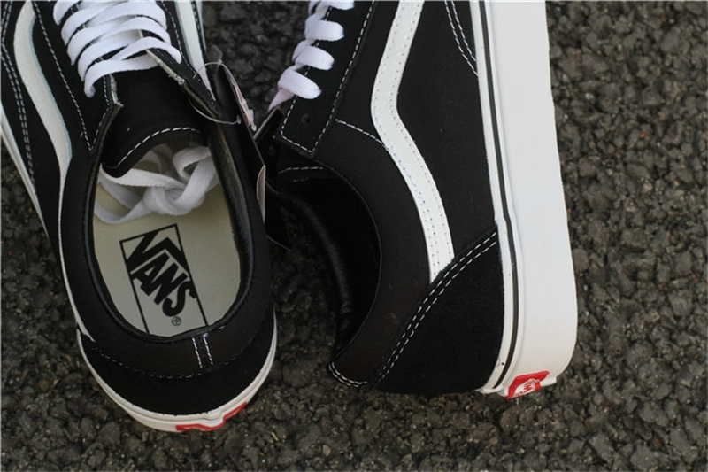 Những người yêu thích giày vải cổ điển Vans Vans Old Skool cổ điển đen trắng thấp để giúp VN000D3HY28 - Plimsolls