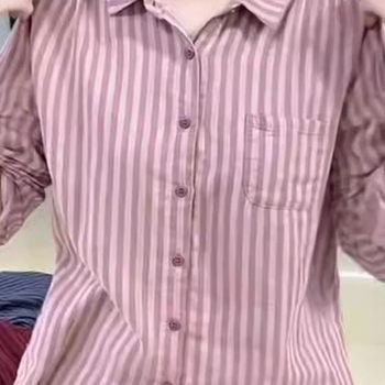 Mom's shirt is a loose, fashionable and versatile top for outer wear