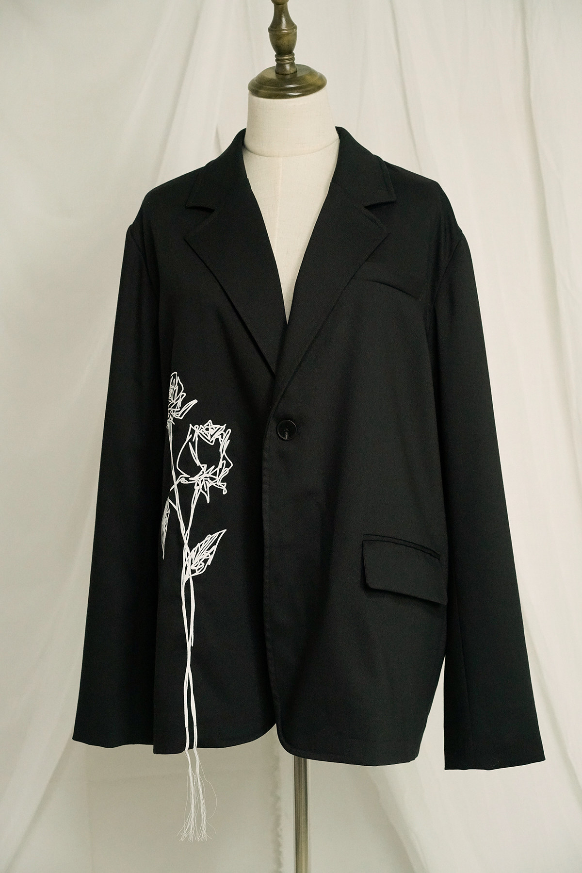 Дизайнерский осенний ретро пиджак классического кроя, с вышивкой, тренд сезона, изысканный стиль              
