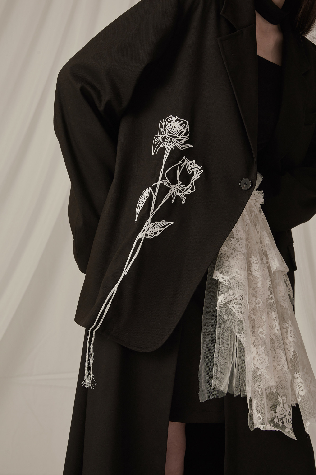 Дизайнерский осенний ретро пиджак классического кроя, с вышивкой, тренд сезона, изысканный стиль              