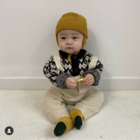 Черный свитер, куртка, бежевый комбинезон