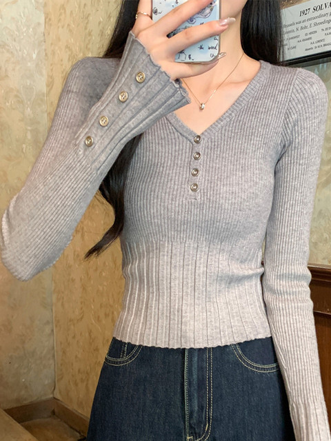 Petite V-Neck Sweater with Button Embellishments at the Cuffs, New Korean Style Slim-Fit Waist-Cinching Knitwear for Women in Autumn and Winter