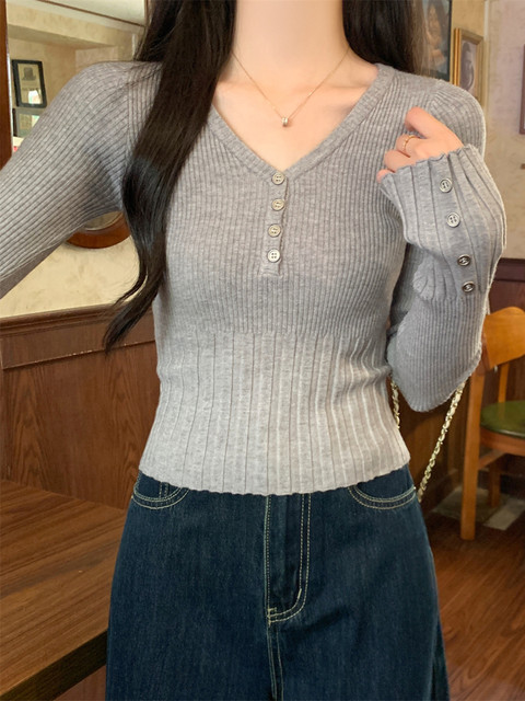 Pure Desire Style V-Neck Knit Sweater for Petite Women, New Autumn and Winter Korean Version, Slim Fit with Cuff Button Decoration and Waist-Cinching Design