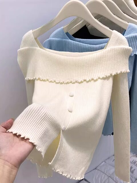 Knitted Sweater with Ruffled Edge Design, Off-The-Shoulder Style, Long Sleeves, New Winter Model for Women, Korean Style, Gentle and Slim-Fit, with Buttons