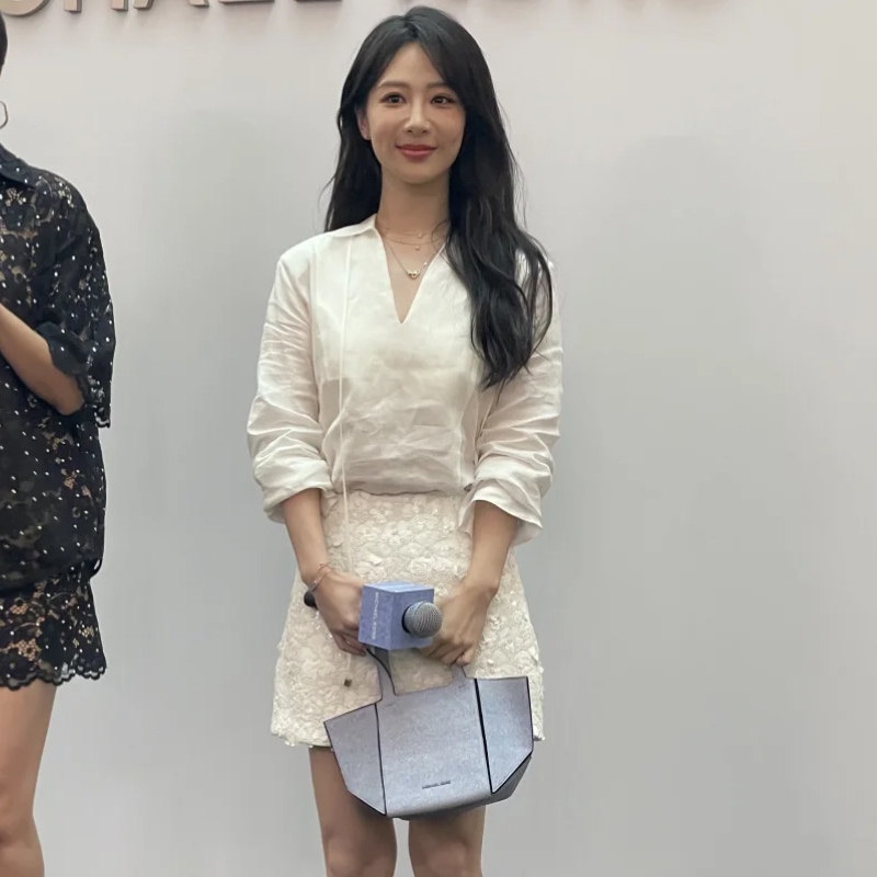 楊紫の同系色の白い通勤用ニッチVネックシャツトップス女性夏ハイウエストスパンコールヒップスカートスーツ