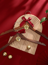 Wedding hanger wedding red pair of bride and groom hanging wedding dress Xiuhexi rack wedding supplies collection