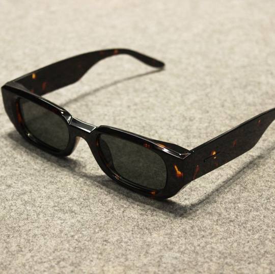 Солнцезащитные очки в европейском и американском стиле, модные очки для подиума, стильные солнцезащитные очки в маленькой квадратной оправе в стиле ретро-панк для мужчин и женщин, защита от солнца и ультрафиолета.