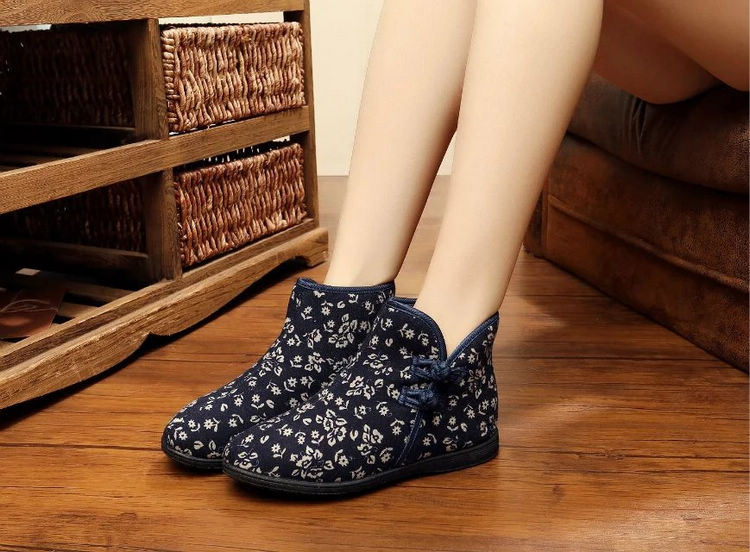 Bắc Kinh cũ thu đông cao để giúp giày cotton nữ cộng với nhung chống trơn hoa trung và già 2018 mới mềm mại có đầu tròn tròn để giữ ấm giày the thao nữ màu trắng