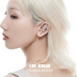 Оригинальный пирсинг, небольшие дизайнерские серьги