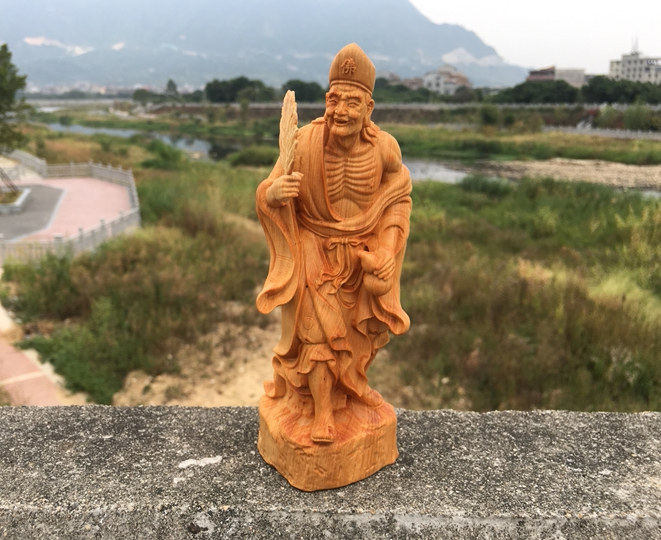 Cliff kiparis yog'och o'ymakorligi uy aksessuarlari figuralari Budda haykali qattiq yog'och bezaklar o'ymakorligi qo'l san'atlari tirik Budda turli shakllari Jigong