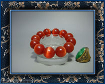 Exhibition of old jewelry from the Qing Dynasty (gold green and red cat’s eye gemstone Buddhist beads bracelet)