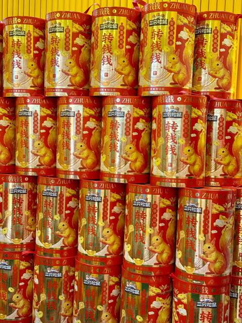 Three Squirrels Money-Boosting Fortune Bucket 2357g/ 20 Bags of Nut Snacks Gift Pack Spring Festival Gift Box