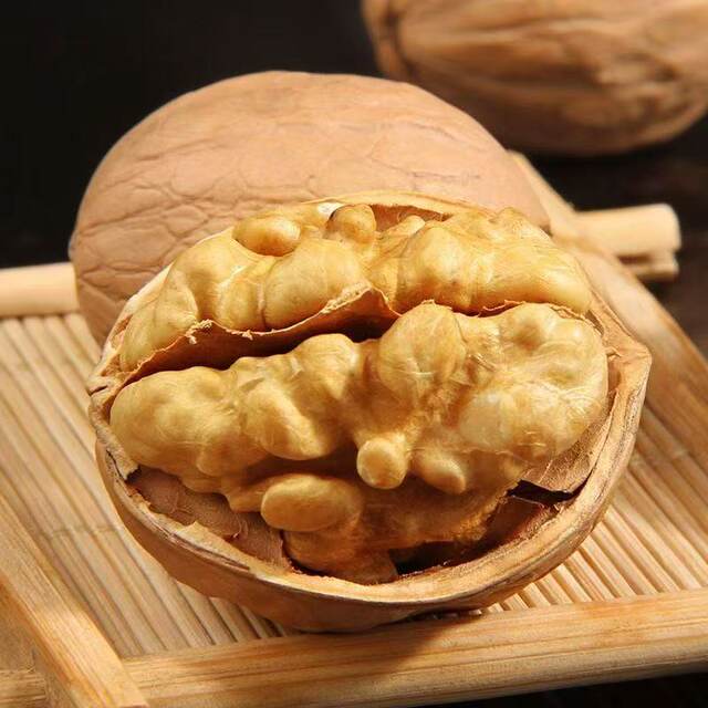 Three Squirrels Paper-Skinned Walnuts, Herbal Xinjiang Thin-Skinned Dried Fruits, Casual Nut Snacks, Specialty Products