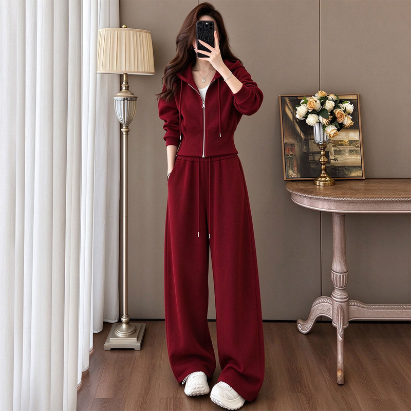High-End Red Casual Sports Suit for Women, Fleece-Lined, New Autumn and Winter Hot-Selling Style, Age-Reducing Jacket, Wide-Leg Pants Two-Piece Set High-End Red Casual Sports Suit for Women, Fleece-Lined, New Autumn and Winter Hot-Selling Style, Age-Reducing Jacket, Wide-Leg Pants Two-Piece Set