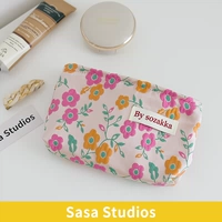 Маленький длинный фанат цветочника-бара-наняна