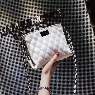 Bucket bag female 2021 new simple cold wind Lingge shoulder bag Joker chain small bag cross bag