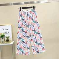 Одиночные брюки-белые фоновые цветы