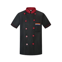 С короткими рукавами и черной дышащей сетчатой спинкой.