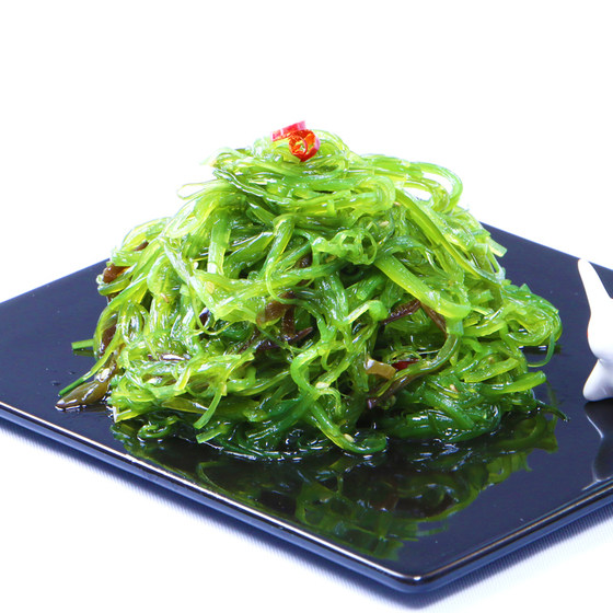 Fresh raw kelp shreds, ready-to-eat wakame, Chinese seaweed shreds, seaweed salad, Japanese sushi cabbage