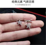 Маленькие асимметричные серьги с бантиком