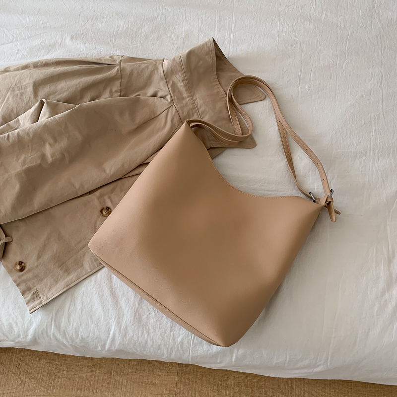 KhakiRetro Bucket bag Female bag Big bag 2021 new pattern Korean version Versatile Simplicity The single shoulder bag chic leisure time tide Inclined shoulder bag