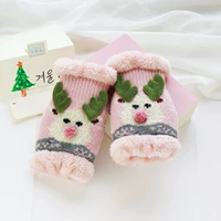 Розовый рождественский олень пишет полупальцем