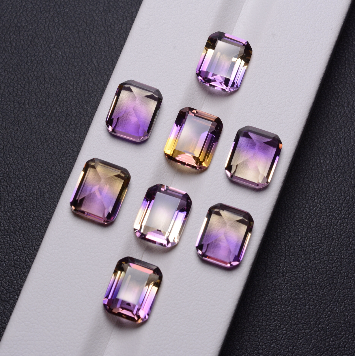 水熱合成法を用いて実験室で製造された階段状のアメジスト宝石