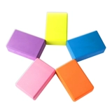 Прикоснитесь к камню, пересекающемуся в детском саду реки, ежегодный командный сборщик на открытом воздухе.